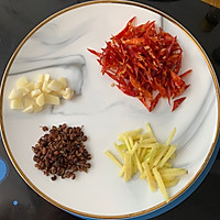 干辣椒炒牛肉丝，让人停不下来的快手下饭菜的做法图解3