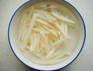 芝麻藕丝 的做法图解1