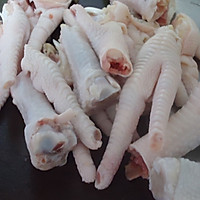 苦瓜黄豆鸡脚汤的做法图解1