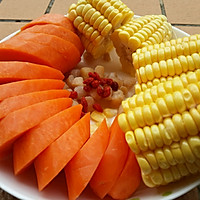 玉米胡萝卜瘦肉汤的做法图解1