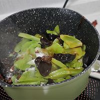 炒素三鲜之鲜笋木耳白菜的做法图解6