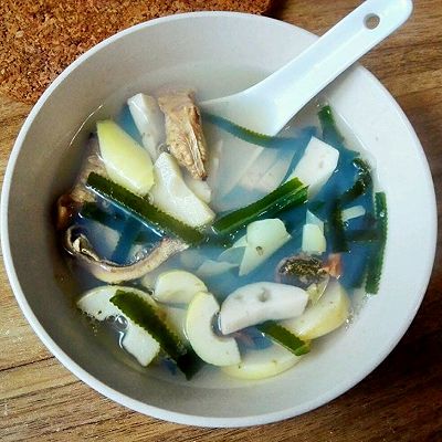 河蚌春笋海带菌菇紫菜汤