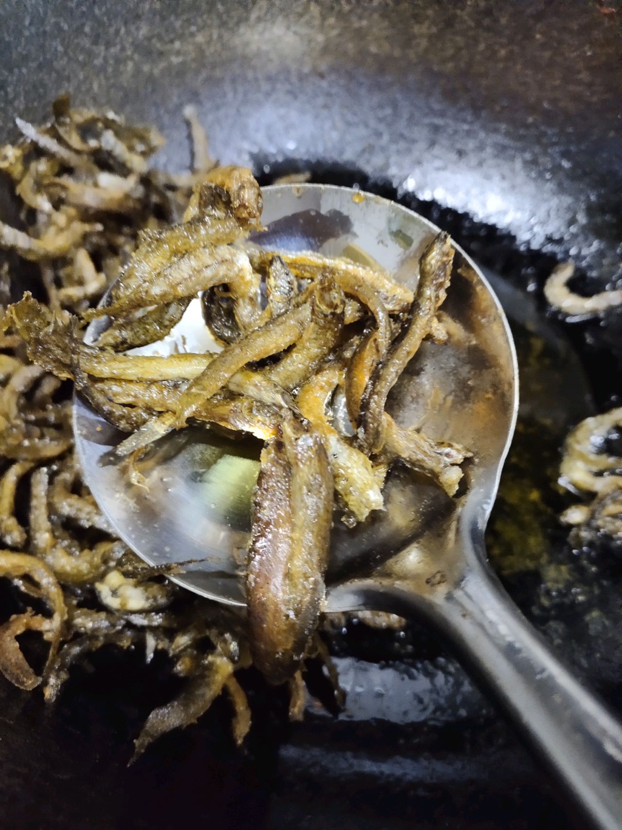 干锅泥鳅的做法，又香又酥又入味，连骨头都不剩下 - 哔哩哔哩
