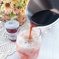 草莓酱椰香冰拿铁的做法图解5