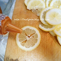 夏日健康减肥饮品：酿制新鲜柠檬蜂蜜茶的做法图解3
