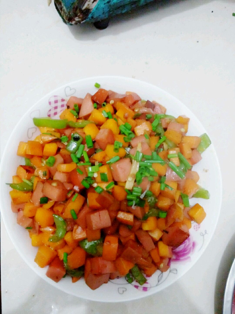胡萝卜炒火腿肠的做法
