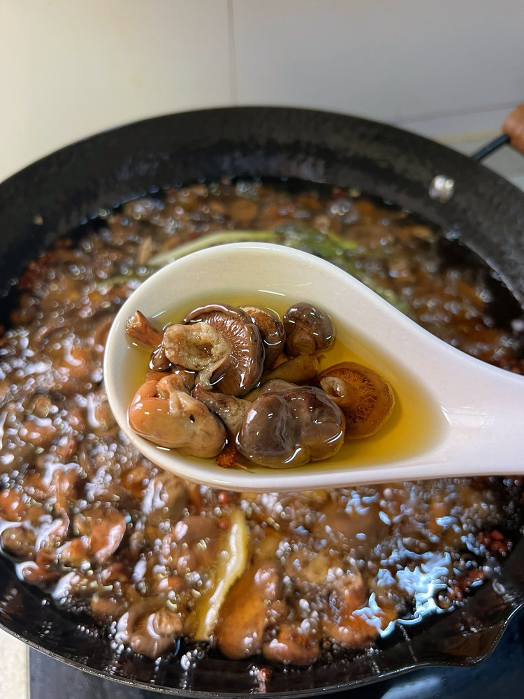 不时不食之熬制松树蕈油的做法