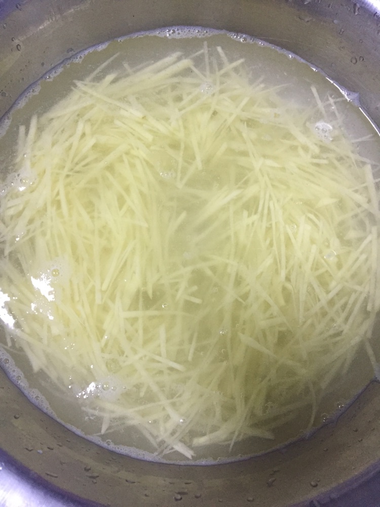 土豆糯米饼的做法图解2