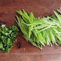 #四季宝蓝小罐#凉拌酸辣花生酱莴笋丝的做法图解1