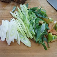 #少盐饮食 轻松生活# 巨下饭流口水的香辣回锅肉的做法图解3
