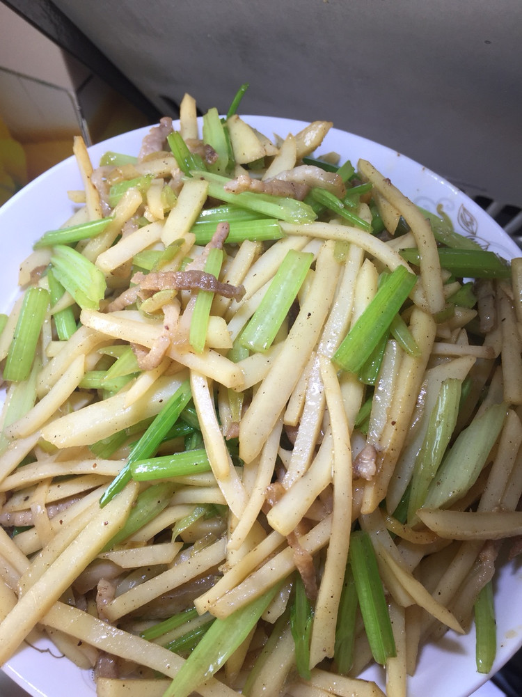 芹菜肉丝土豆丝的做法