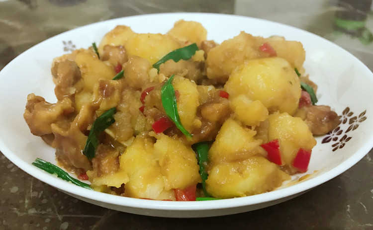 鸡脆骨烩土豆的做法