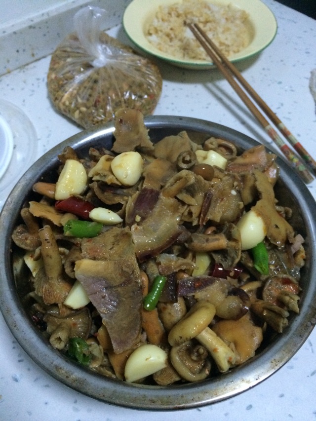 腊肉烧枞树菌