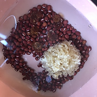 红豆薏米银耳桃胶汤的做法图解2