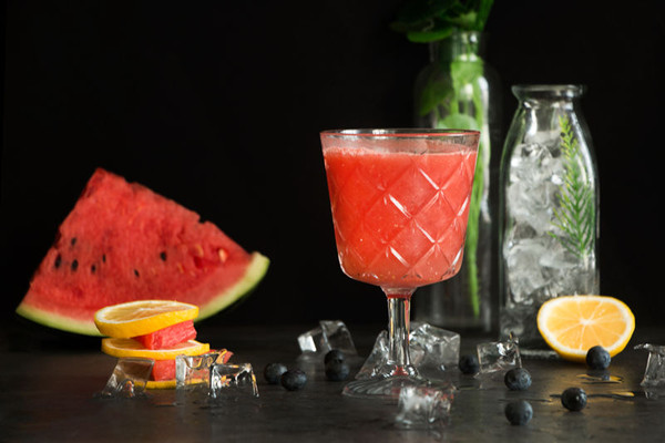 一饮而尽超爽的西瓜柠檬汁