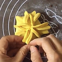 剪一剪，捏一捏，让南瓜豆沙包上开出一朵五瓣花的做法图解10
