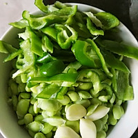 青椒炒毛豆的做法图解1