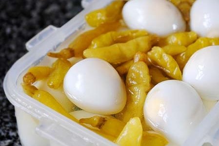 泡椒鹌鹑蛋的做法