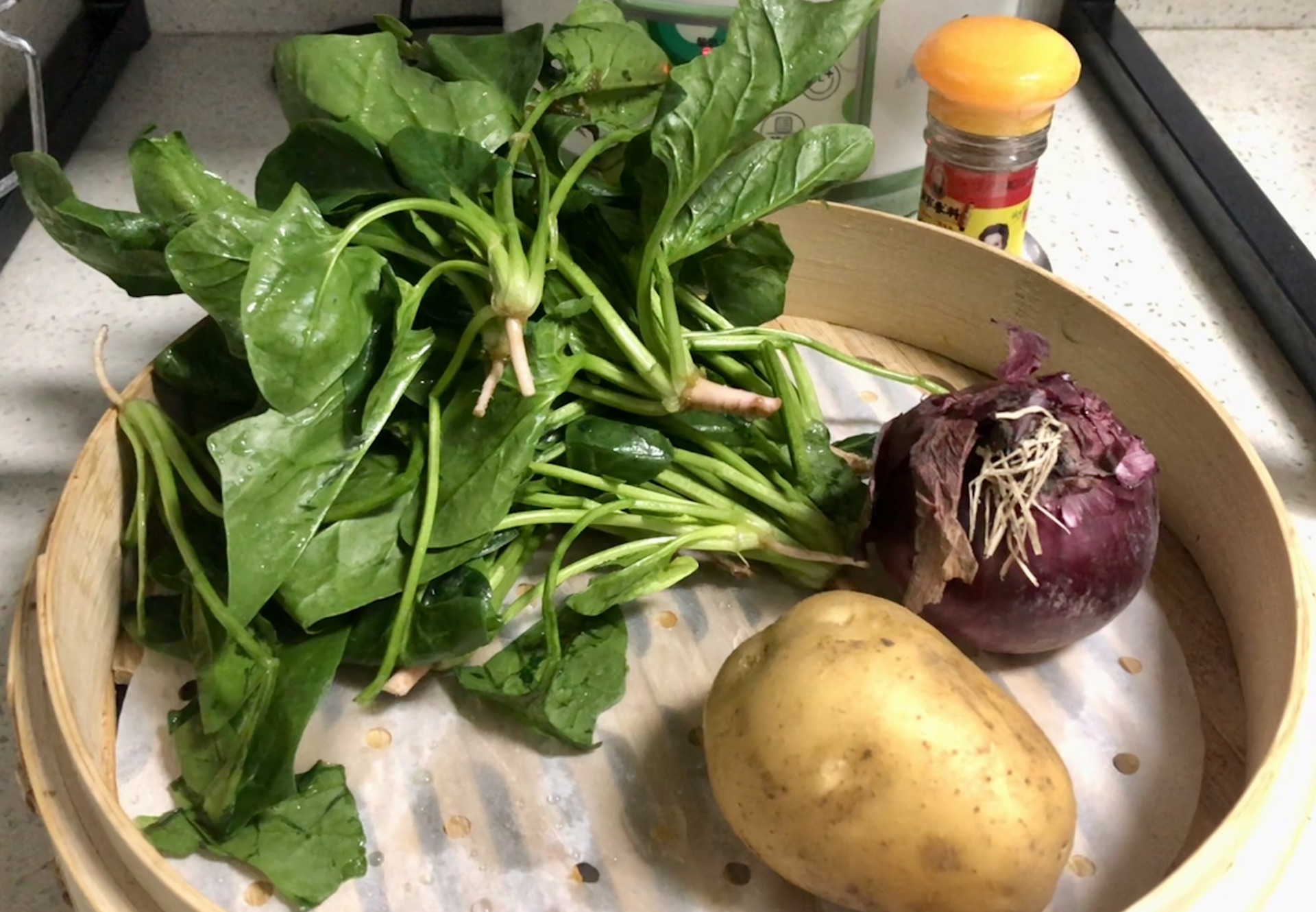 soup的做法 菠菜捡洗干净,去蒂,土豆连皮洗净