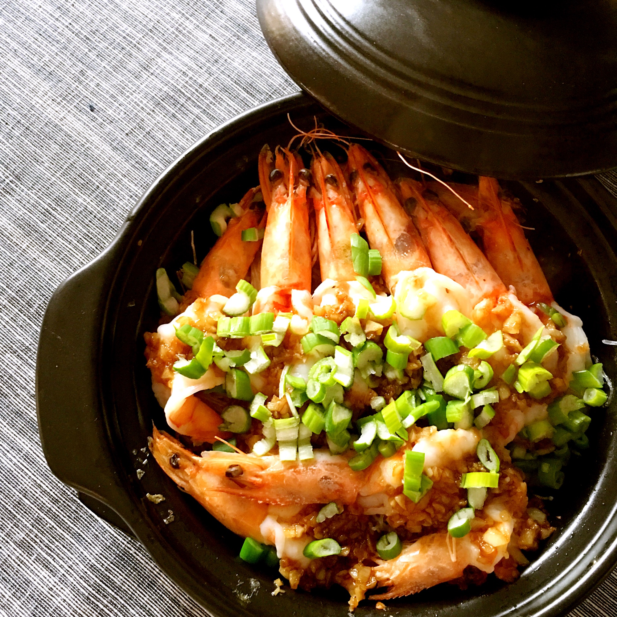 Stewed shrimp with minced garlic