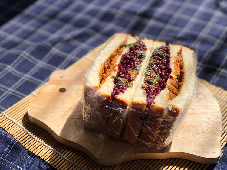 网红紫米面包的做法