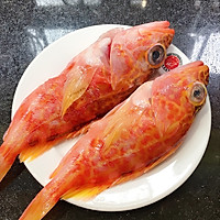红狮子鱼炖汤的做法图解1