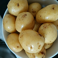 红烧小土豆～素菜也能吃出肉味来的做法图解1