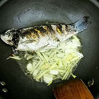 白菜豆腐鲫鱼汤的做法图解2
