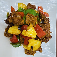 酸甜可口，色泽艳丽的菠萝咕噜肉