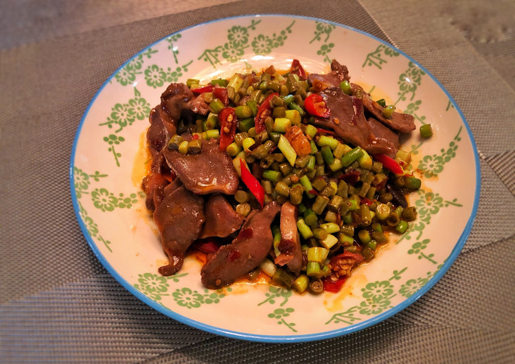 酸辣下饭菜，酸豇豆蒜苔爆炒鸭珍的做法