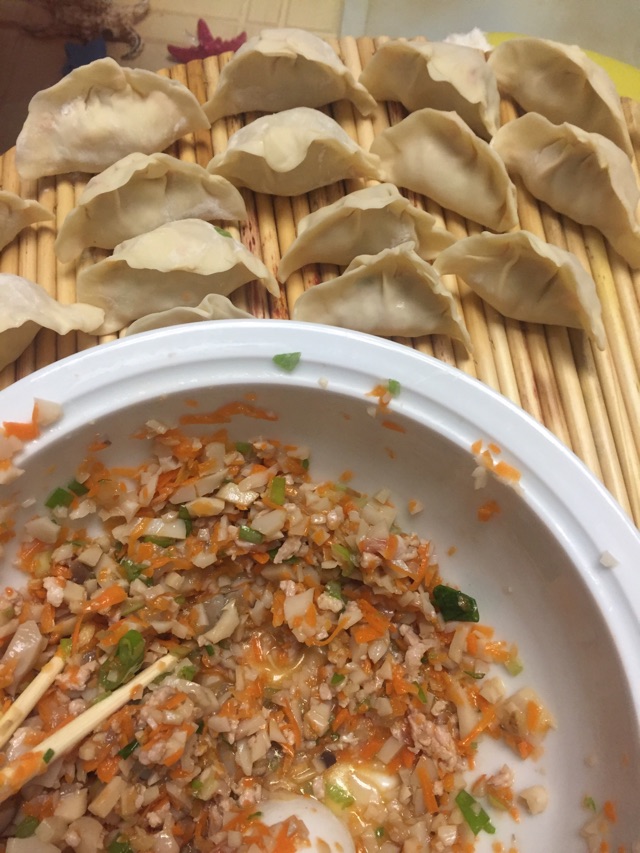 杏鲍菇胡萝卜 虾仁猪肉水饺的做法图解7