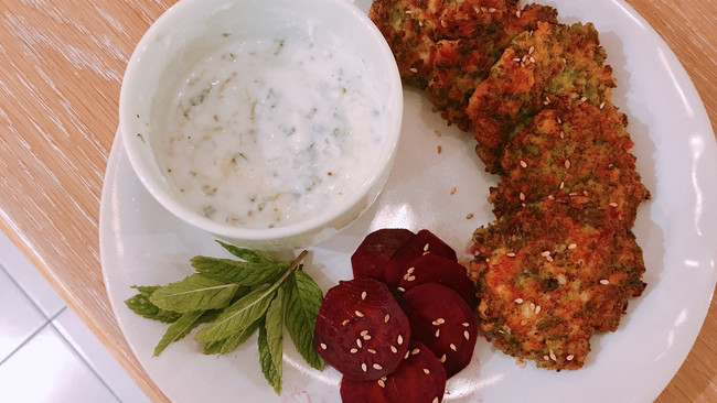 #换着花样吃早餐#西兰花鸡肉煎饼的做法