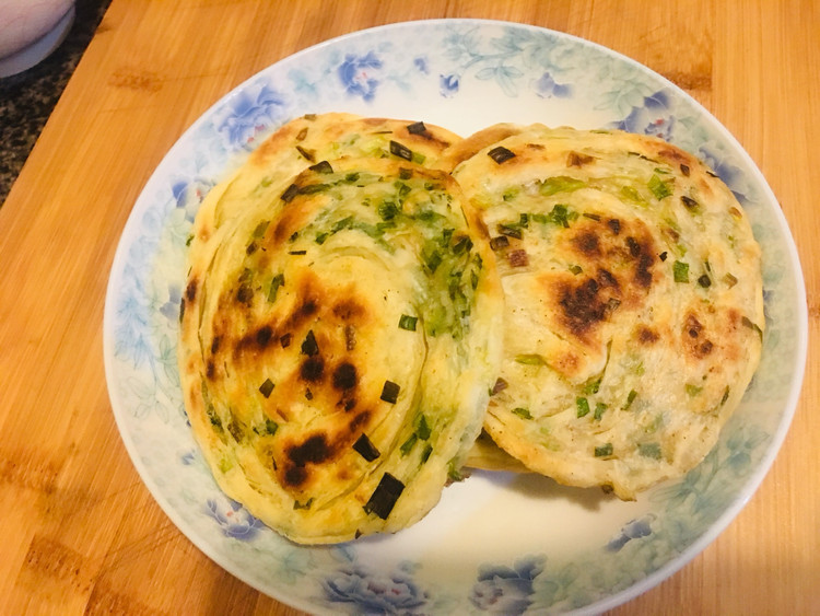 剩余饺子皮的逆袭，快手葱油饼，一下吃3个的做法