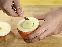 烤苹果(葡萄干馅配白兰地浇汁)的做法图解4