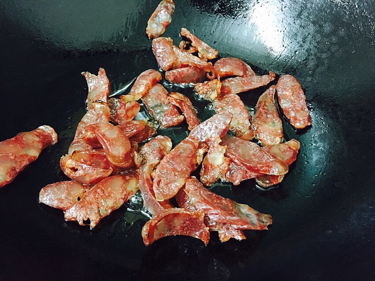 粤式腊肠炒芹菜的做法图解3