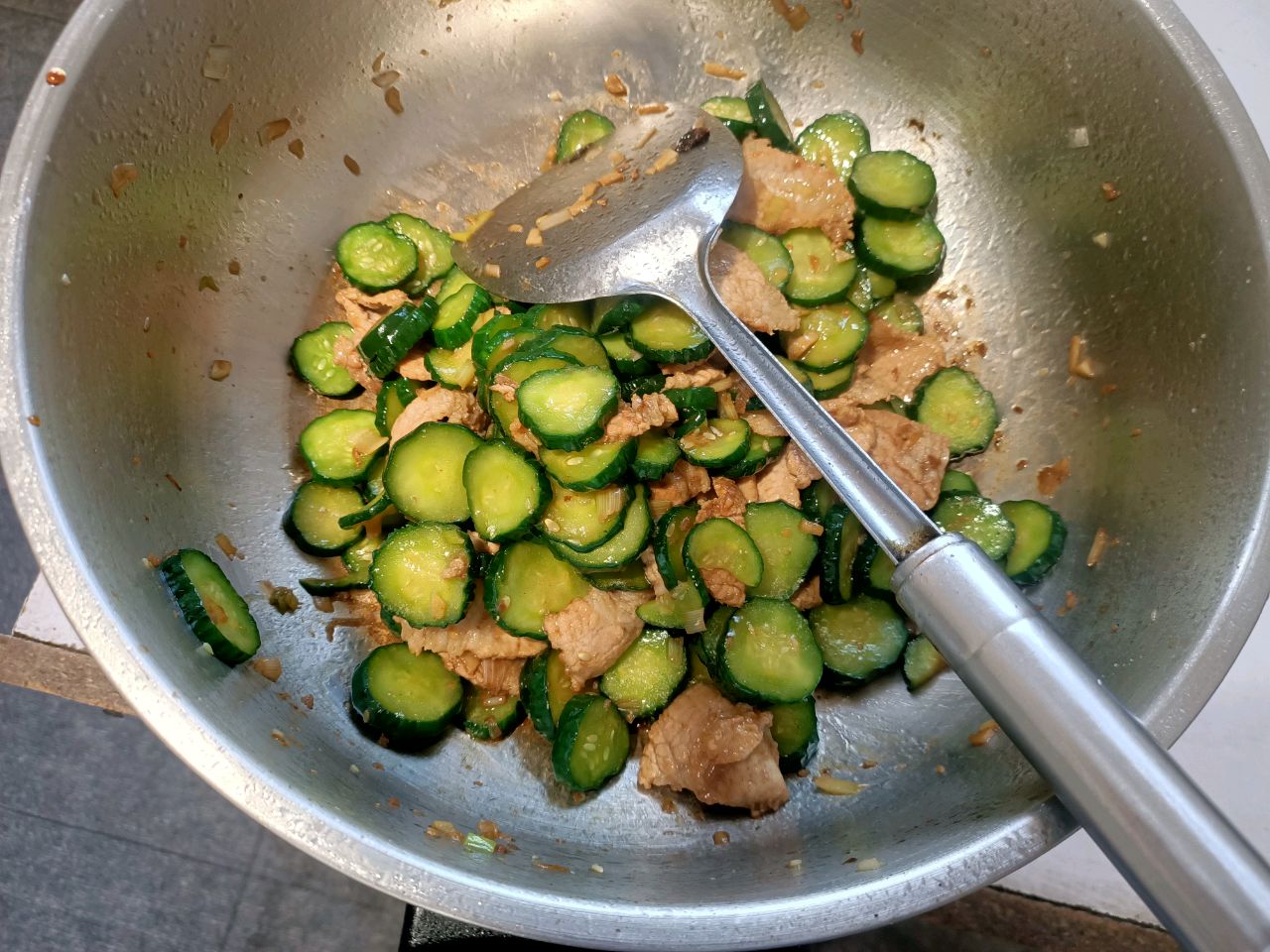 黄瓜和肉在一起炒简直是绝配，做法特别简单，清脆营养，开胃又下饭_哔哩哔哩_bilibili