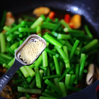 夏日不能错过的酱香蒜苔青口小炒的做法图解12
