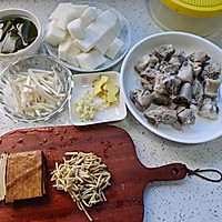 海带萝卜排骨汤+萝卜皮凉拌菜的做法图解1
