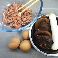 #少盐饮食 轻松生活# 提高免疫力的猪肉香菇鸡蛋卷的做法图解1