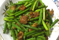 五花肉炒蒜心豆角的做法