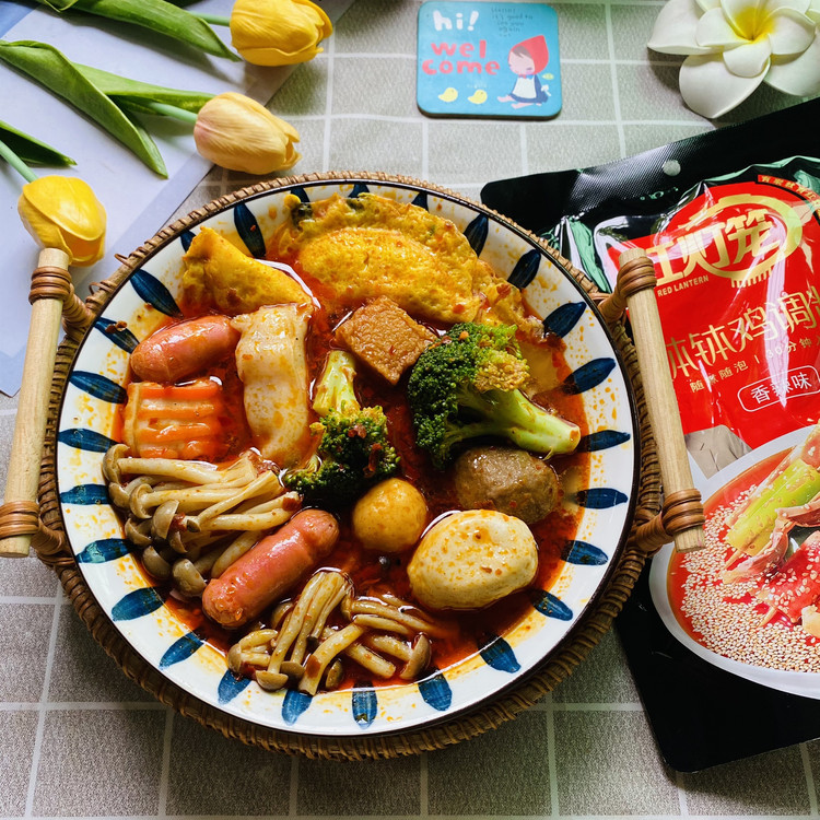 黄金蛋饺西兰花蟹味菇火腿肠海鲜丸子蟹柳麻辣烫的做法