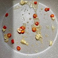 蚕豆炒虾仁的做法图解1