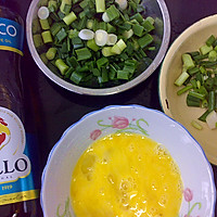 橄露Gallo经典特级初榨橄榄油试用之：蒜叶香葱炒鸡蛋的做法图解3