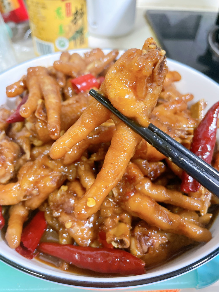 软糯辣鸡爪，一口吃十个。的做法