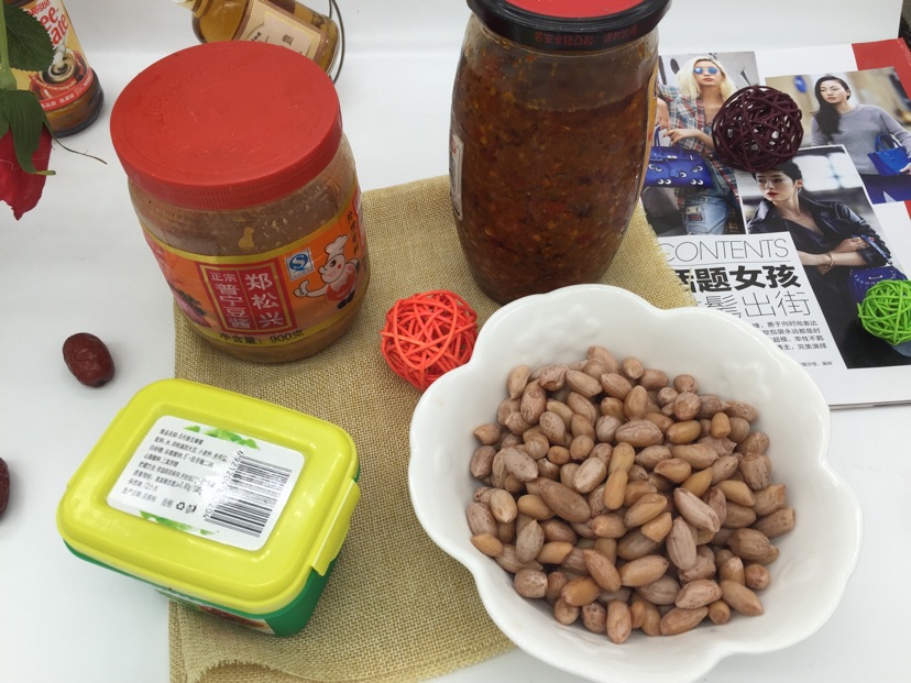 私房香菇牛肉花生辣酱的做法图解2