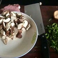 超级下饭的香菇炒肉的做法图解1