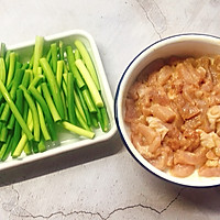 蒜苔炒肉的做法图解1