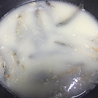 奶白色汤底，鲜美又营养的泥鳅粉，吃出爱的味道的做法图解4