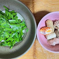 #夏至日，大口吃面#做面小能手为您奉上韭菜鱼丸面的做法图解1
