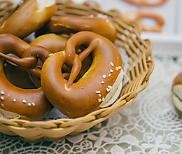 低脂低糖德国普雷结碱水面包（免发酵做晚餐间隙就能做一盘）的做法